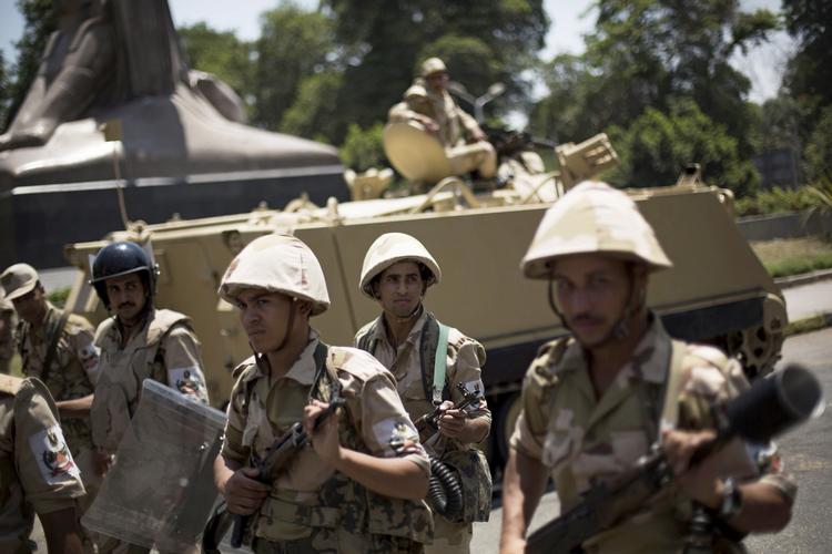 Egypten. Soldater fra det egyptiske militær patruljerer ved Kairos Universitet. 