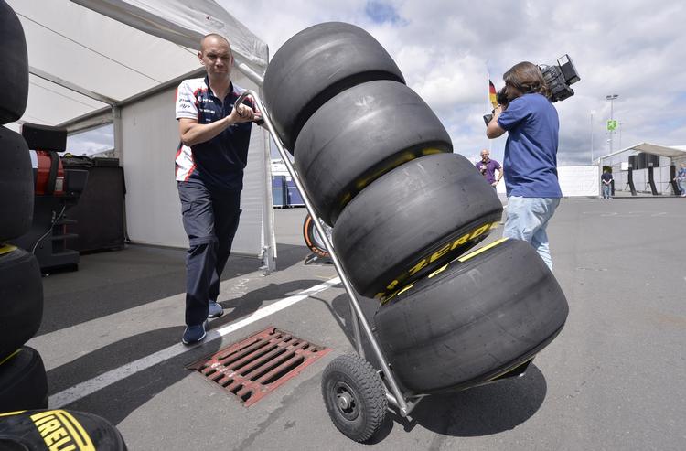 Ræs. Formel 1-kørere er parat til at standse løb på Nurnburgringen, hvis dækproblemerne fra Det Britiske Grand Prix gentager sig. 