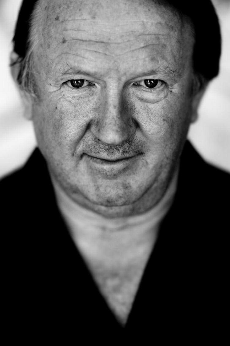 Tværs. Christen Sørensen er på mange måder en Rasmus Modsat, men samtidig er han altså den første økonom, der skriver en bog, der favner hele den økonomiske krise. 