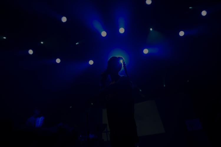 Mix. Danske Mø (i billedet) leverede en tiltrængt afveksling under Eloqs effektjagende koncert. 