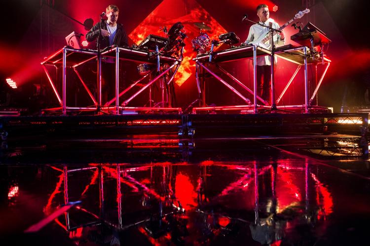 Rødglødende. Efter en blandet start fik den britiske duo Discolsure selv den mest stillestående mand til at pumpe næven i vejret. 