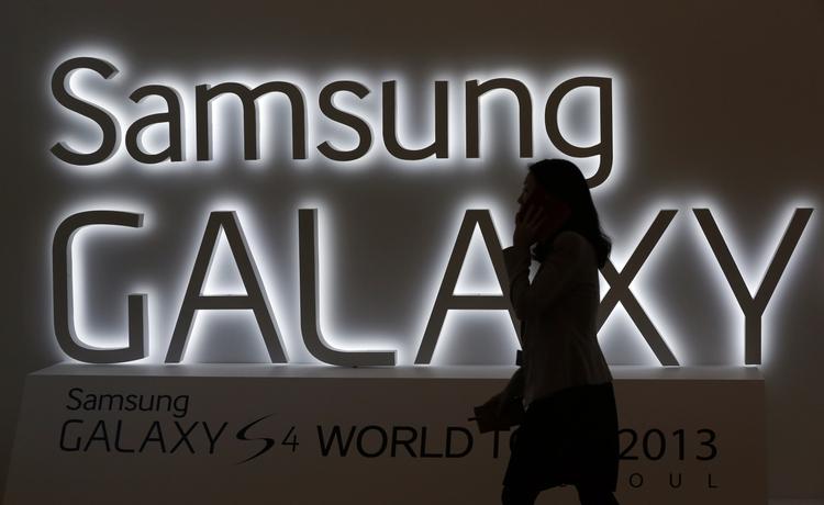 usmart. Det er ikke mindst et skuffende salg af Samsungs smartphone Galaxy S4, som trækker aktiekurserne nedad. 