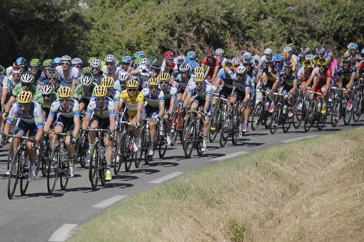 øvdag. Gårsdagens etape blev hård for Jakob Fuglsangs Astana-hold, som mistede to mand - to af de ryttere, der var udset til at skulle hjælpe danskeren i bjergene. 