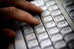 IDENTITETSTYVERI. Luskede hackere vil gerne stjæle din identiet, så de kan narre penge ud af dine venner. Derfor er det en god idé at beskytte sig ordentligt. 