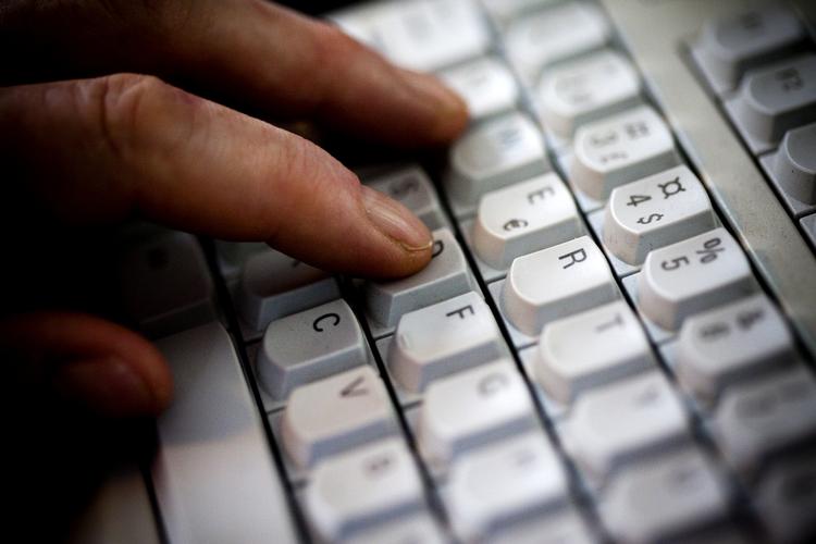 IDENTITETSTYVERI. Luskede hackere vil gerne stjæle din identiet, så de kan narre penge ud af dine venner. Derfor er det en god idé at beskytte sig ordentligt. 
