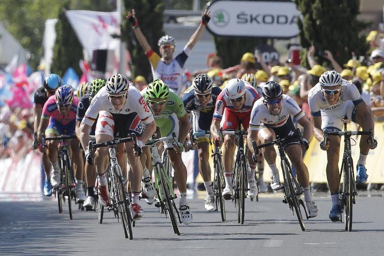 spurt. André Greipel (til venstre i den hvide trøje) vandt gårsdagens etape, og nu lægger tyskeren ikke skjul på, at han går efter at vinde den grønne pointtrøje. 