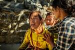 Fotokunst. David Høgsholt har fotograferet en kvinde, hvis afdøde mand køres afsted til kapellet. Fra serien 'Kachin'. 