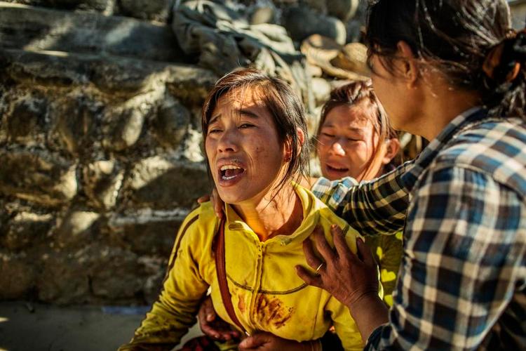 Fotokunst. David Høgsholt har fotograferet en kvinde, hvis afdøde mand køres afsted til kapellet. Fra serien 'Kachin'. 