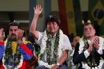 Velkomst. Venezuelas præsident, Nicolas Maduro (tv) og Ecuador's præsident Rafael Correa (th) blev sammen med Evo Morales budt velkommen, da de holdt møde i den bolivianske by Cochabamba. 