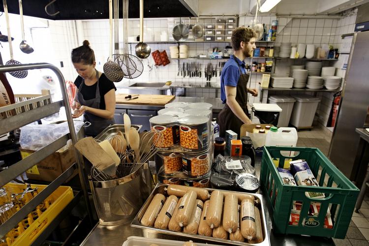 Overskudsvarer. Spisehuset Rub &amp; Stub er imod madspild, og al mad på menuen er derfor lavet af overskudsvarer fra Fødevarebranchen. 
