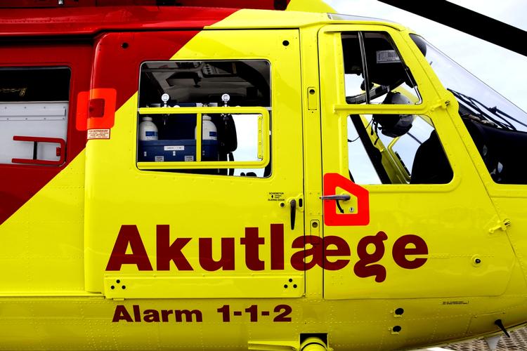 BEREDSKAB. Region Midtjylland sendte adskillige ambulancer, læger og en redningshelikopter til Tarm efter klor-alarmen fra byens svømmehal. 