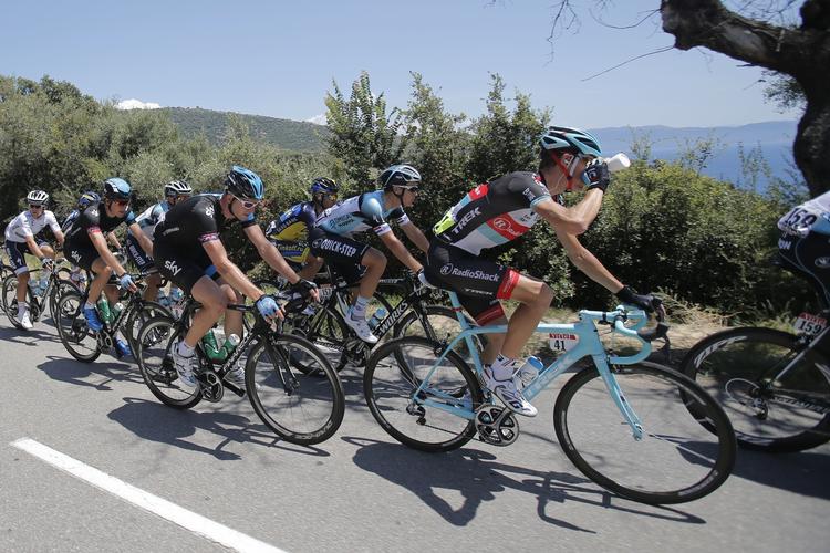 'gammel'. Andy Schleck, som her får en tår, bliver sat i forbindelse med Omega Pharma-Quick Step-holdet, men manageren siger, at hvis han skulle se efter en ny rytter, ville han gå efter en ung mand - Sleck er 28. 