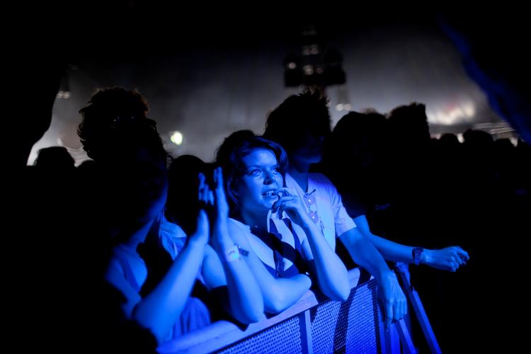 Fare. Gæsterne måtte forlade Cosmopol torsdag aften, da et defekt kabel gav risiko for stød, hvis man rørte telt-dele. Her ses publikum ved en tidligere koncert på Cosmopol. 