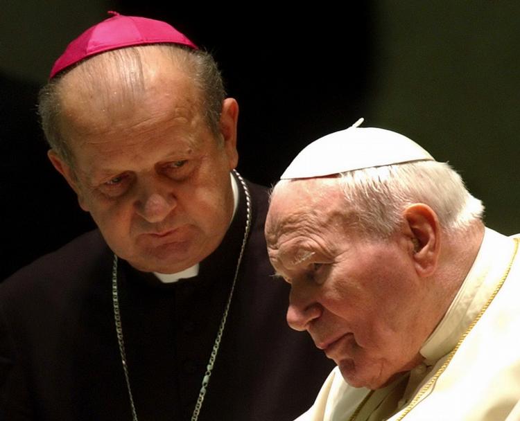helgen. Johannes Paul II (th.) var pave i 27 år indtil 2005. Siden blev han afløst af Benedikt 16., som tidligere i år trak sig til fordel for Frans 1. 
