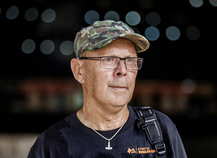 Højtid. For Peter Friislund er årets Roskilde Festival en imødeset begivenhed. Det er her, han hygger sig med de andre frivillige og får hørt en masse musik. Men de 30 år som festivalarbejder har også budt på barske oplevelser. 