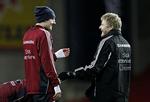 Stille! Peter Bonde (th.) håber, at Niklas Bendtner snart får arbejde, og det vil forbedre hans chancer på arbejdsmarkedet, hvis han ikke fortæller vidt og bredt om sit sociale liv. 