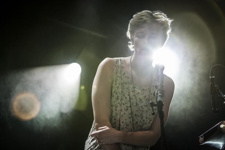 Energisk. Selv om musikken ofte søgte ud i næsten amokløb, var der stadig kraft og form i Synd og Skam. 