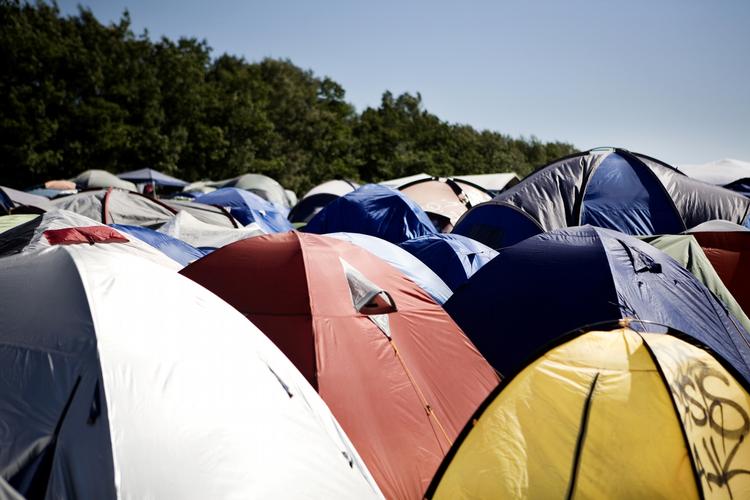 Nostalgi. Vi har været i arkiverne for at finde et billede af et telt fra 2008. Hvem ved, om det netop var i et af disse telte, Johannes havde en hyggestund med den tissetrængende pige? 