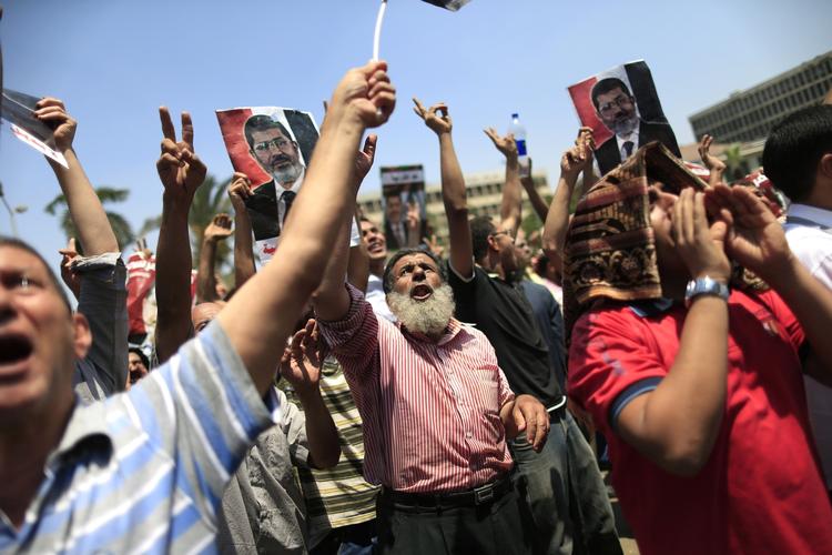 Kario. Tilhængere af  Egyptens afsatte præsident Morsi og Det Muslimske Broderskab demonstrerer nær Kairos Universitet efter fredagsbønnen i dag. 