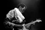 Ørkensøn. Som teenager vogtede Bombino dyr i ørkenen med guitaren som eneste følgesvend. 