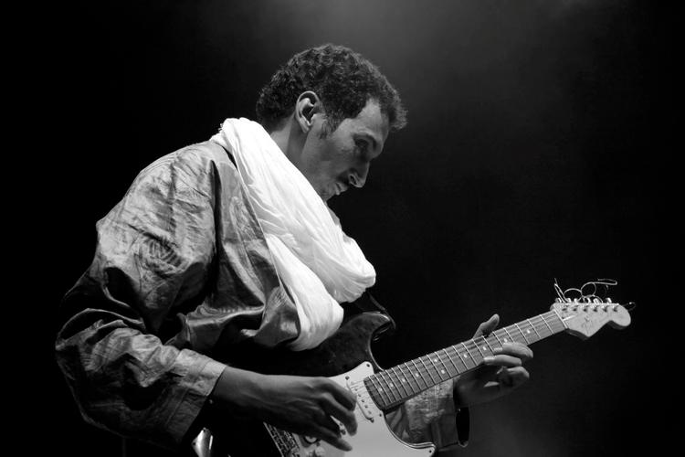 Ørkensøn. Som teenager vogtede Bombino dyr i ørkenen med guitaren som eneste følgesvend. 