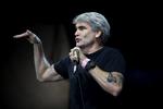spoken. 52-årige Henry Rollins holdt det formiddagstrætte publikum fanget med et timelangt talt foredrag. 