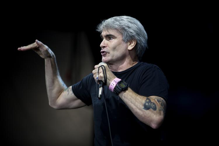 spoken. 52-årige Henry Rollins holdt det formiddagstrætte publikum fanget med et timelangt talt foredrag. 