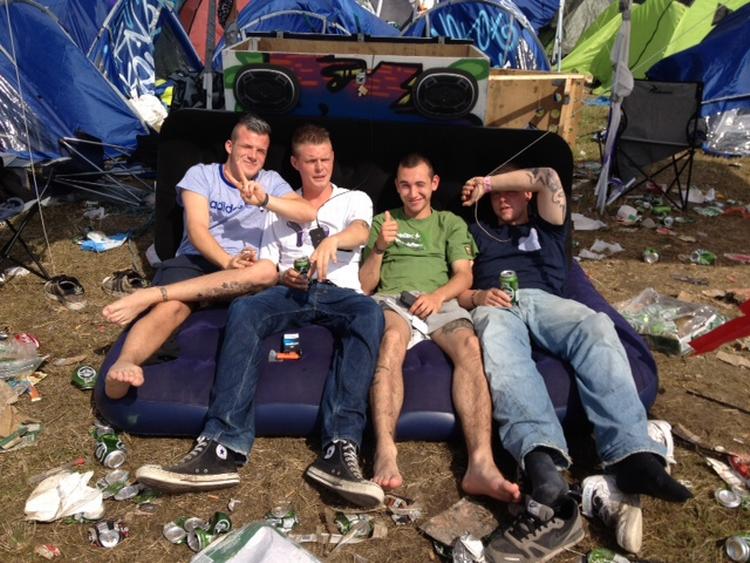 Ferietid. Magnus Jensen (grøn t-shirt) vil hellere flade ud sammen med vennerne end at samle tomme øldåser. 