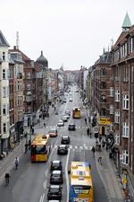 Amagerbrogade. Fra oven ser Amagers hovedstrøg meget velordnet ud, men nede i facadehøjde hersker kaos. Skal der laves om på det? 