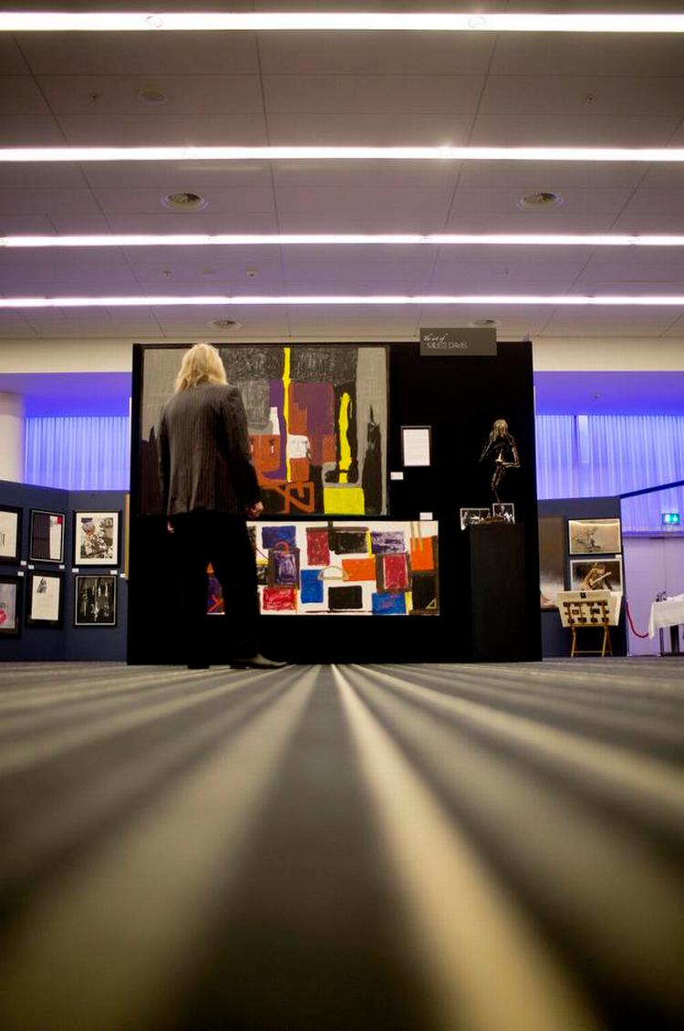 Alsidig. Udstillingen af Miles Davis' billedkunstneriske udfoldelser omfatter både oliemalerier og tegninger. De sidste er klart at foretrække, mener anmelderen. 