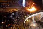 brand. Demonstranter stødte fredag aften sammen på 6. oktober-broen i midten af Kairo. En bil blev sat i brand. 