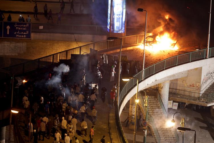 brand. Demonstranter stødte fredag aften sammen på 6. oktober-broen i midten af Kairo. En bil blev sat i brand. 