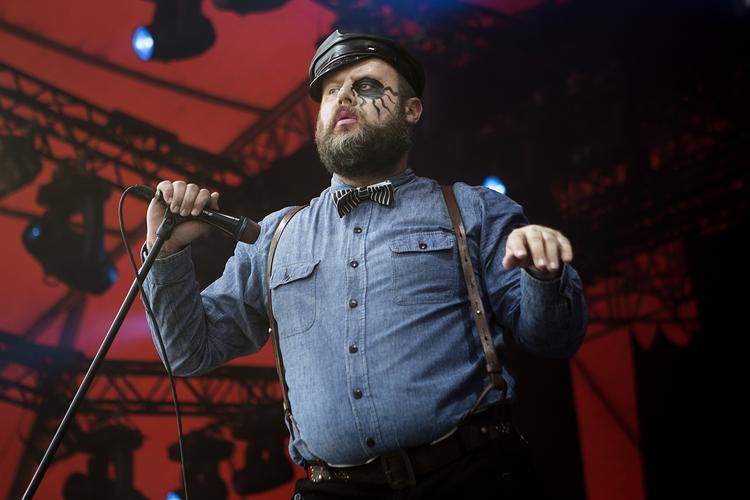 Frontmand. Tony Sylvester, også kendt som The Duke of Nothing, gav den som bestøvlet dominans iført ridebukser og seler. 