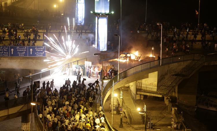 sammenstød. Der var kaotiske tilstande i Egyptens hovedstad Kairo fredag aften, hvor tilhængere og modstandere af den afsatte præsident Morsi stødte sammen. 