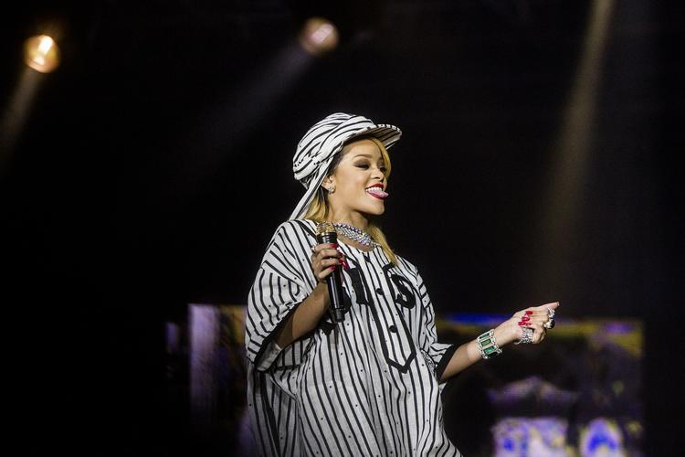 Hitfaktor. Rihanna hev den hjem på charmen, hitfaktoren og den karismatiske stemme. 