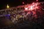 sammenstød. Tilhængere og modstandere af præsident Morsi stødte sammen flere steder, blandt andet her i nærheden af den statslige egyptiske radio- og tv-station. 