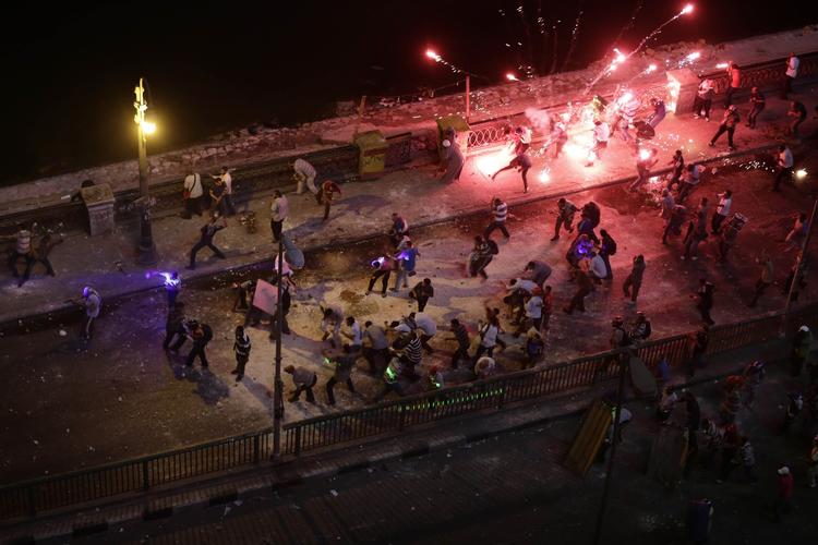 sammenstød. Tilhængere og modstandere af præsident Morsi stødte sammen flere steder, blandt andet her i nærheden af den statslige egyptiske radio- og tv-station. 
