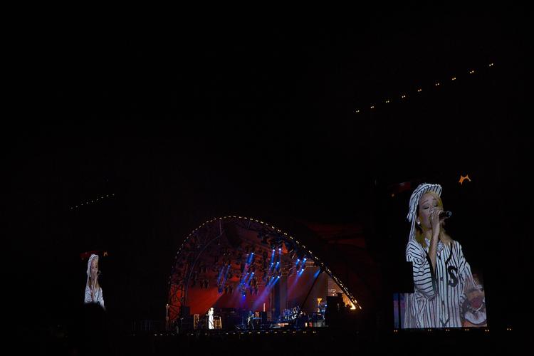 Rihannas koncert får generelt ros af anmelderne. 