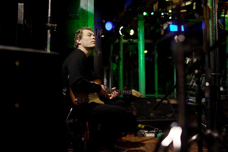 fantastisk. I selskab med digteren Peter Laugesen skabte Jakob Bro (billedet) og hans orkester et jazz’n poetry show, der hører til de bedste, anmelder, Henrik Palle, har overværet nogen sinde. 