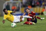 fremragende. Neymar spillede fantastisk ved det netop overståede mini-VM, hvor han blev kåret som turneringens bedste spiller. Her bliver han tacklet af sin kommende holdkammerat, spanieren Gerard Pique fra Barcelona. 