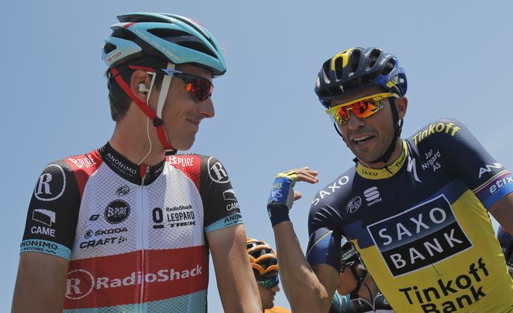 mæcenkrav. Alberto Contador (th.), får sig en snak med Andy Schleck. Læg mærke til rækkefølgen af sponsorerne på spanierens trøje. Måske bliver de vendt rundt. 