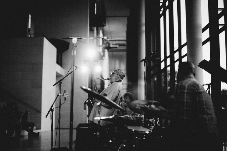 Ekstase. Flere gange i løbet af det ene sæt, der udgjorde koncerten, nærmest dansede Charles Lloyd på én fod, sådan som hans komposition 'Dancing on one Foot' hentyder til det. 