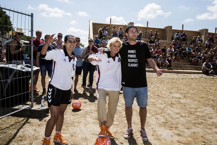 HIP. Tidligere ligestillingsminister Lykke Friis (midten) var både nede med freestylerappen og mur-turneringen på Roskilde Festival. 