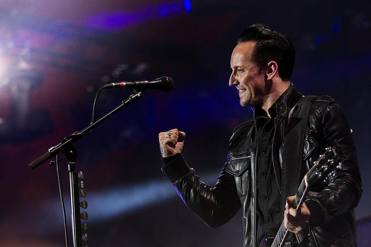 Pro. I front for Volbeat brugte Michael Poulsen samtlige tricks i posen for at få publikum på dupperne. 