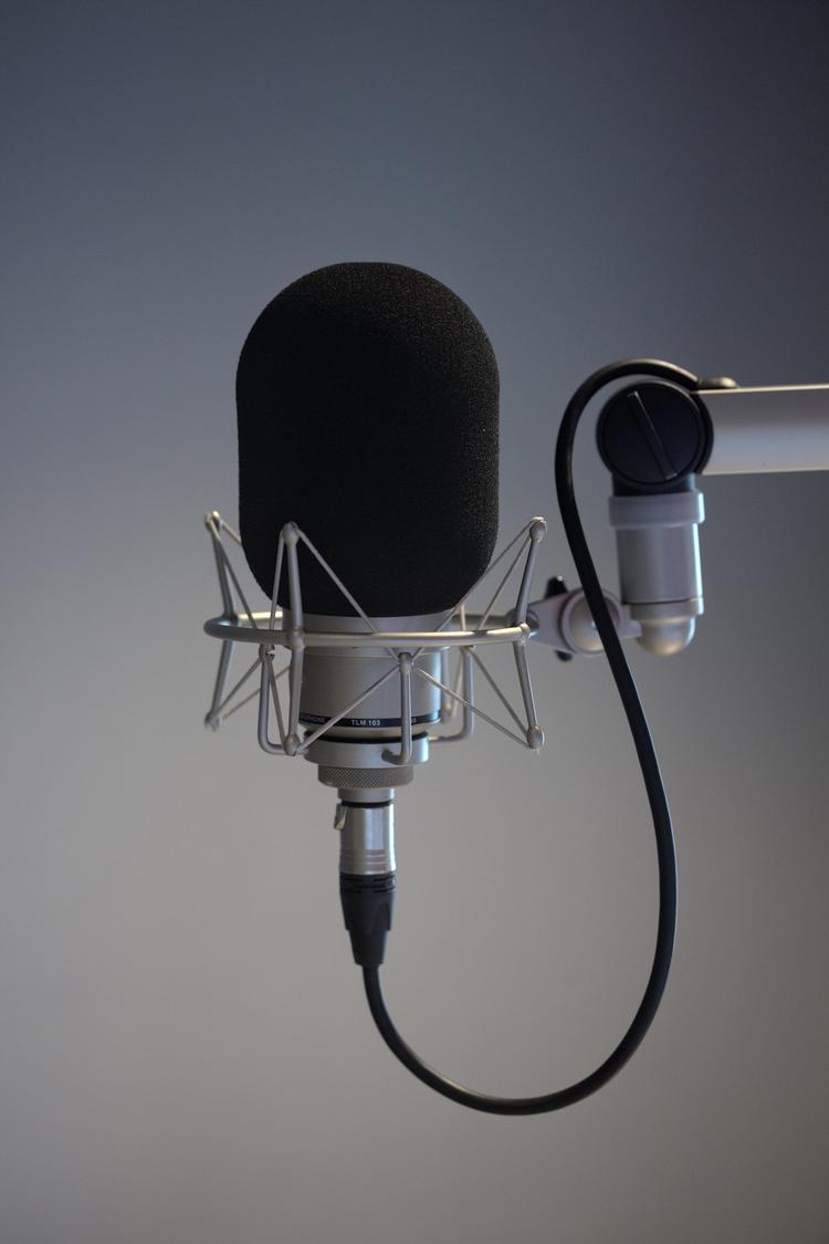 salg. Berlingske Media ejer 70 procent af Radio24syv, mens kommunikations-virksomheden PeopleGroup ejer 30 procent. Berlingske vil forsøge at sælge radioen i forbindelse med det stykvise salg af hele mediekoncernen. 