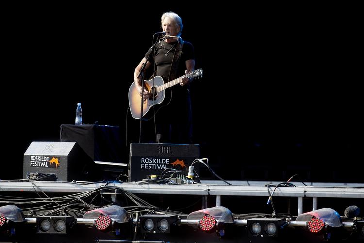 Mester. De vokale gebrækkeligheder til trods var der noget regulært rørende over den velholdte ældre herres urokkelige sceneoptræden. 