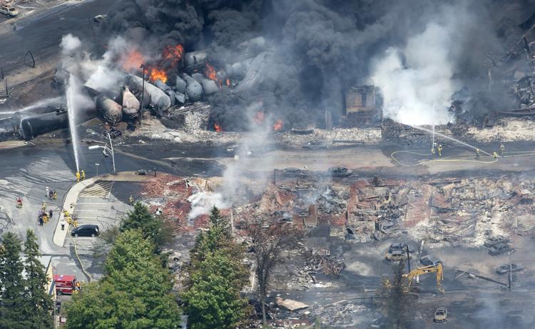 afsporet. Et godstog med råolie satte sig pludselig i bevægelse og kørte ned i byen Lac-Mégantic, hvor det blev afsporet i en række af eksplosioner. 