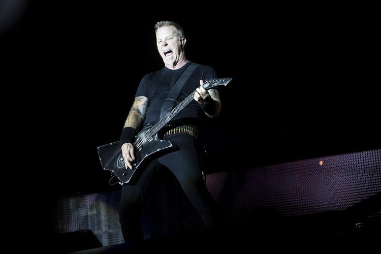 Heavy-kvartetten Metallica havde masser af hits, attituder og energi (og fyrværkeri) med, da de gav aftenkoncert på Orange Scene lørdag aften. 