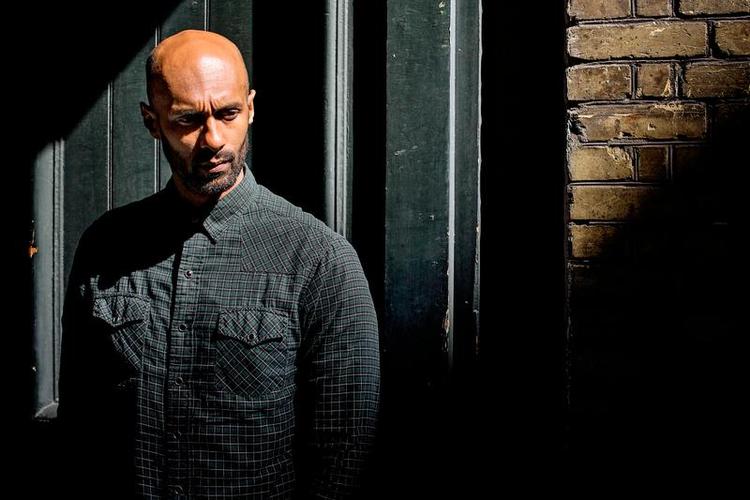 vrede. »Jeg bliver harm, når jeg hører overklasse politikere tale om velfærdsstaten som et onde. De er aldrig blevet svigtet af deres forældre og overladt til sig selv i en tidlig alder.« siger Malkit Singh. 