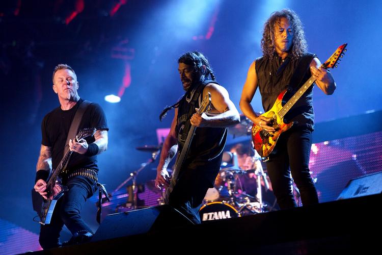 Heavy-kvartetten Metallica havde masser af hits, attituder og energi (og fyrværkeri) med, da de gav aftenkoncert på Orange Scene lørdag aften. For visse mænd blev det dog for meget. 